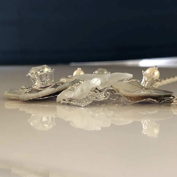 White & Silver floral necklace. Avon - Picture 3 of 4